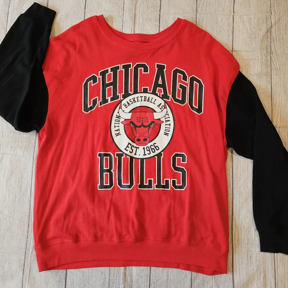 NBA Women's Size XXL Chicago Bulls Logo Sweatshirt Red Black Soft Long Crewneck - Picture 2 of 8